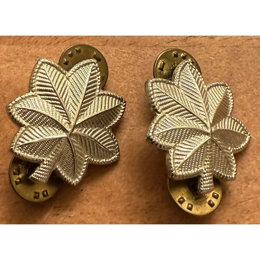 Set Of 2 U.S. Army Silver‎ Tone Oak Leaf Lieutenant Colonial Pins